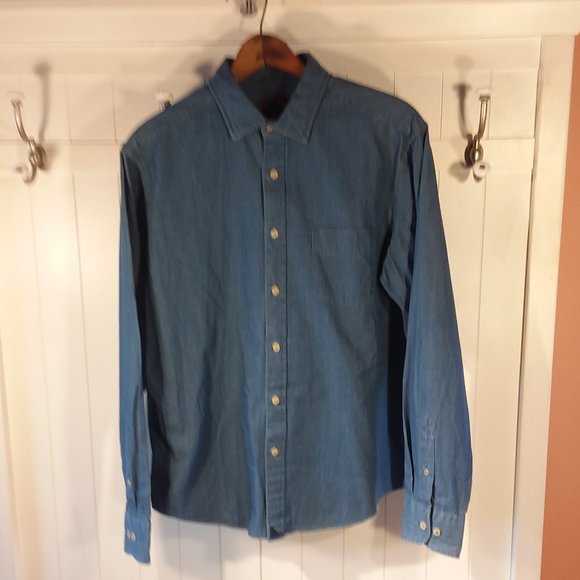 UNTUCKit Other - UNTUCKit Blue Paisley Button Down shirt